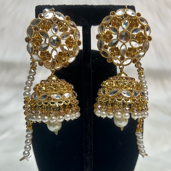 Beautiful Golden Jhumkas With Earchain. - Picture 5 of 6